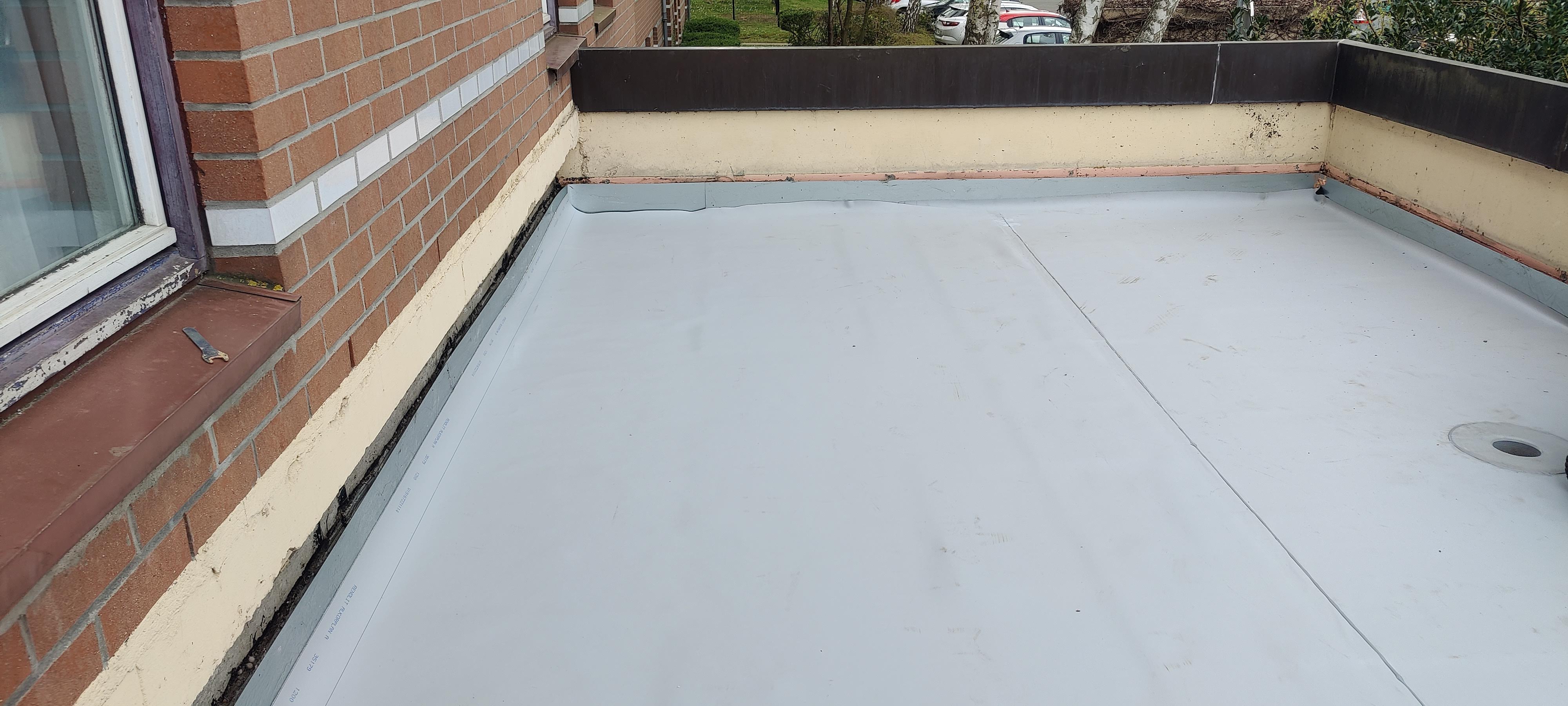 Pose de toiture plate avec membrane d&rsquo;&eacute;tanch&eacute;it&eacute; sur maison &agrave; Orchies